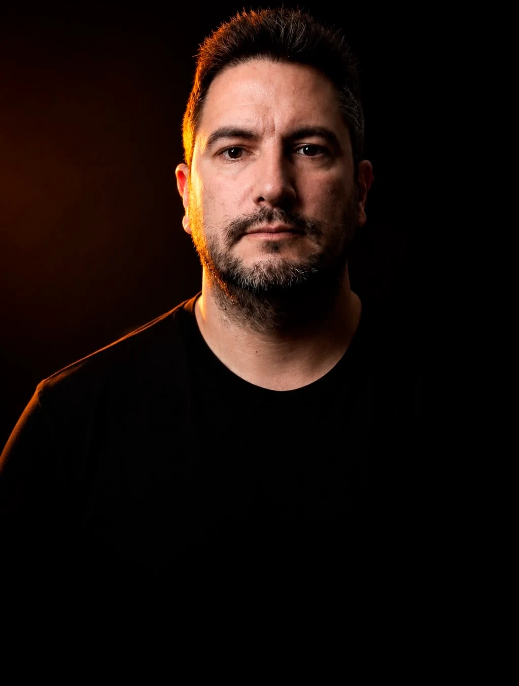Retrato frontal de Salva Mulet iluminado con luz naranja
